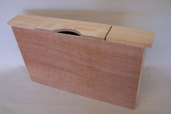 Futtertasche mit Aufstiegshilfe, zweifache Wabenbreite aus Holz